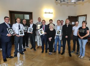 kunstgruppe GOTTLIEB, Eröffnung des Kunstwerkes Komposition Schallfest® mit Kooperationspartnern der Stadt Dortmund, v.l.n.r.: Direktor des Hafens, Pressesprecher der Feuerwehr, Direktor des Zoos, Direktor des Museums, Stadtdirektor, Direktor des Flughafens, Imam der Moschee, KGGB, Direktor der Verkehrsbetriebe, Bundestrainer des Deutschland-Achters, KGGB, Steuermann des Deutschland-Achters, Kapitänin des Lastfrachtschiffes Bayerischer Wald